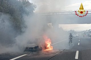 Auto prende fuoco in A14, traffico bloccato ma nessun ferito